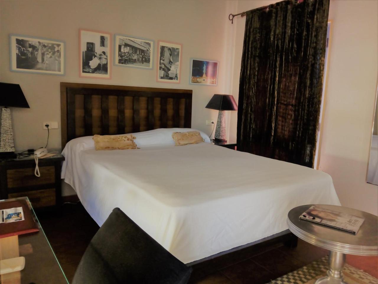 Hotel Utopia Benalup-Casas Viejas Bagian luar foto