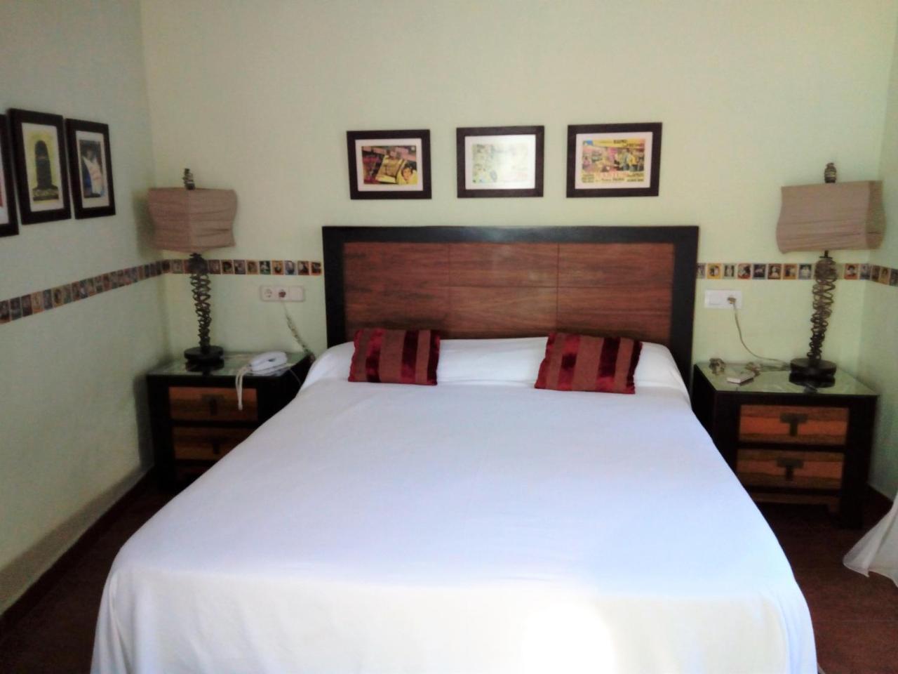 Hotel Utopia Benalup-Casas Viejas Bagian luar foto